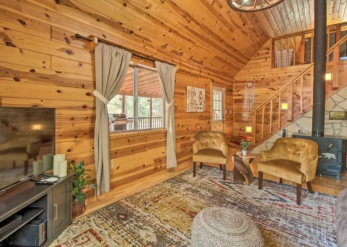 Holiday home Large Deck, Grill: Pet-friendly Show Retreat! *