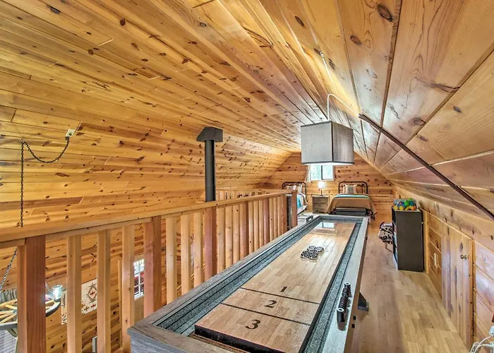 Large Deck, Grill: Pet-friendly Show Retreat! Holiday home