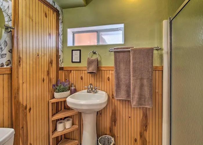 Large Deck, Grill: Pet-friendly Show Retreat!