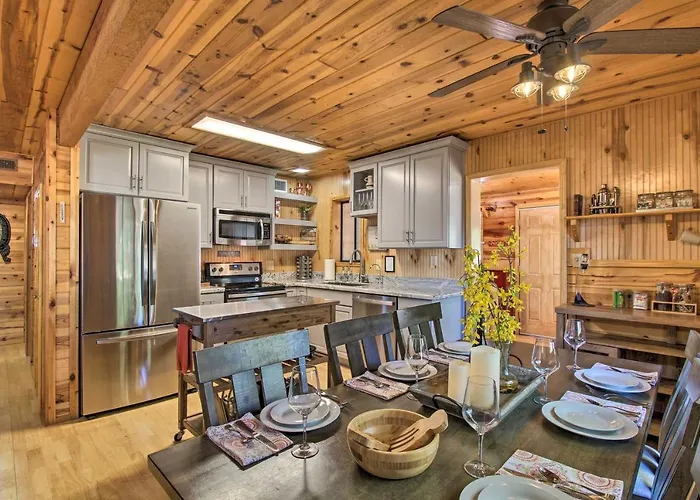 Holiday home Large Deck, Grill: Pet-friendly Show Retreat!