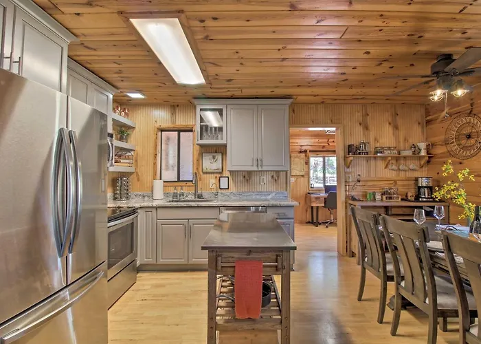 Large Deck, Grill: Pet-friendly Show Retreat! Holiday home