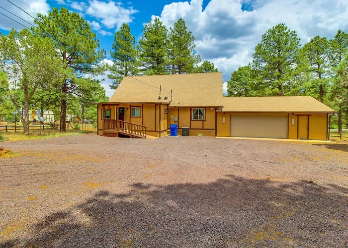 Large Deck, Grill: Pet-friendly Show Retreat! Holiday home