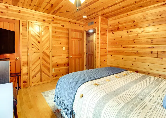 Large Deck, Grill: Pet-friendly Show Retreat! Holiday home
