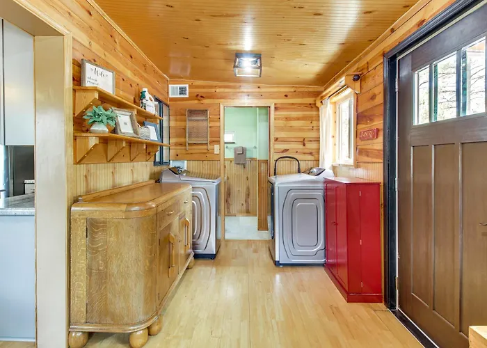 Holiday home Large Deck, Grill: Pet-friendly Show Retreat!