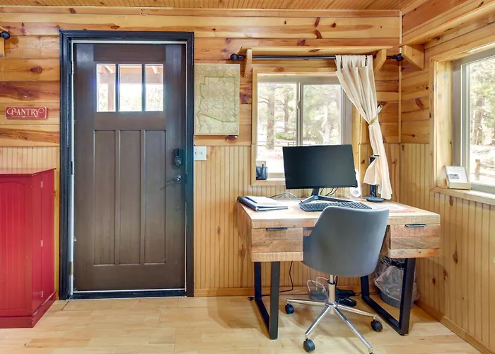 Large Deck, Grill: Pet-friendly Show Retreat! Holiday home *